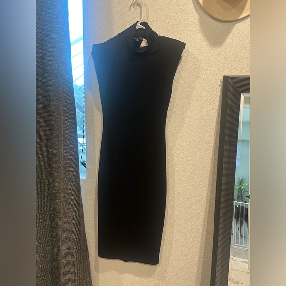 Long black dress with shoulder pads - Picture 4 of 4